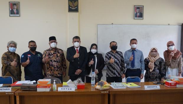 Ketua IDI Riau beserta Istri Raih Gelar Magister di Pascasarjana Unilak