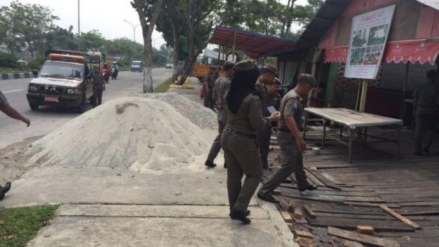 Satpol PP Tertibkan Spanduk Rokok di Jalan Arifin Achmad