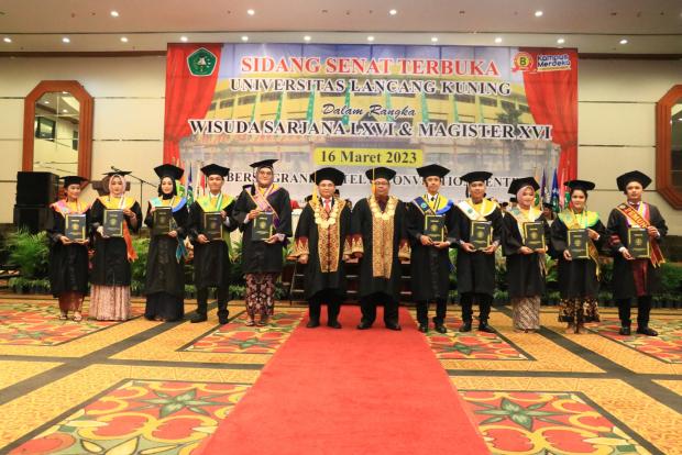 Rektor Junaidi Lepas 648 Wisudawan, Unilak Kini Miliki 32.228 Alumni