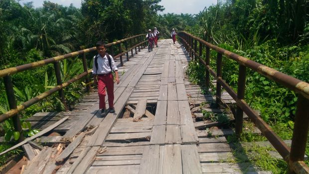 Miris! Anak SD di Daerah Kabupaten Siak Ini Harus Bertaruh Nyawa Tiap Berangkat ke Sekolah