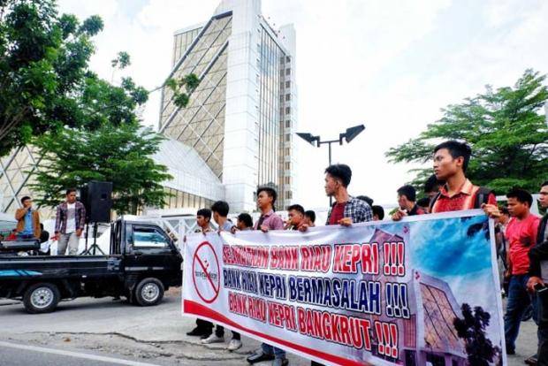 ”Amarah” Demo Soroti Dugaan Kasus-kasus yang Melilit Bank Riau Kepri