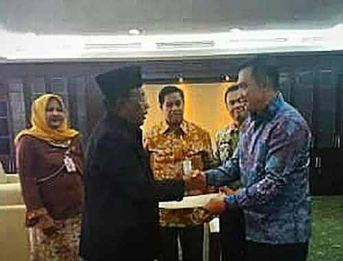 Terima SK dari Wagub Riau, Suparman Aktif Kembali Jadi Bupati Rokan Hulu