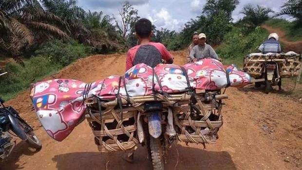 Miris! Jenazah Warga di Desa Halim Indragiri Hulu Diangkut ke Pemakaman Pakai Motor karena Jalanan Rusak