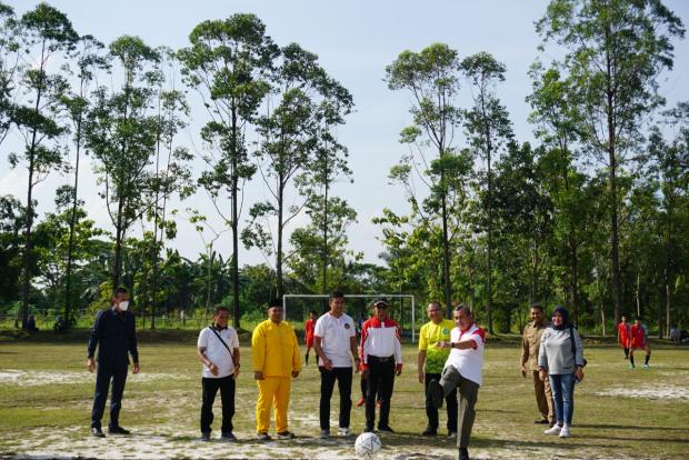 Gubernur Syamsuar Tendang Bola Tandai Dimulainya Turnamen <i>Unilak Cup</i> Antar-SMA se-Riau