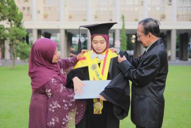 bkisah-dewi-agustiningsih-jadi-lulusan-s3-termuda-ugm-ayahnya-lulusan-smp-ibunya-sdb