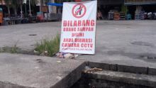 resah-kotanya-dikepung-sampah-warga-pekanbaru-ini-bikin-plang-peringatan-dilarang-buang-sampah-di