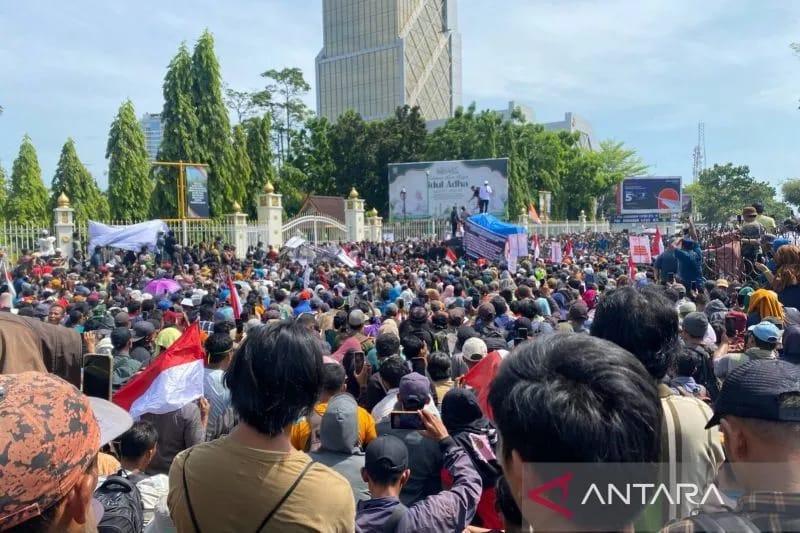 <b>Ribuan warga Pelalawan seruduk Kantor Gubernur Riau, tolak direlokasi dari TNTN</b>