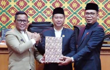 bpemkab-pelalawan-serahkan-ranperda-pertanggungjawaban-apbd-2024-kepada-dprdb