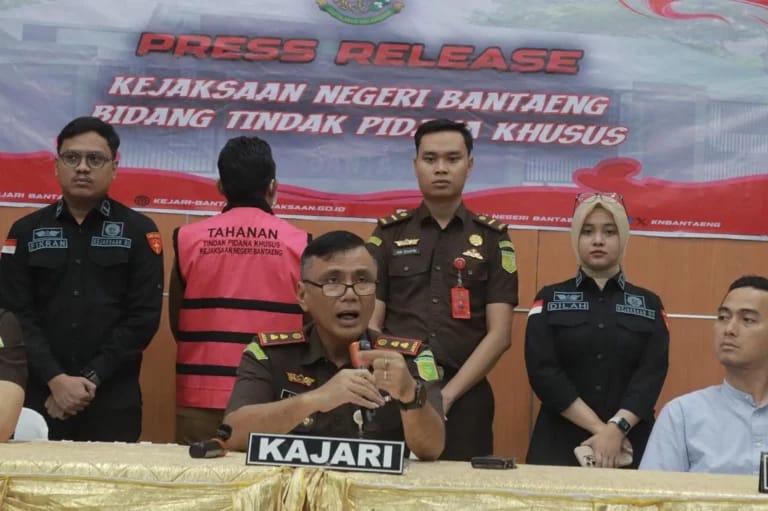 <b>Masih Pakaian Dinas, Oknum Camat Tersangka Korupsi Dana Desa 2025 Diborgol Jaksa</b>