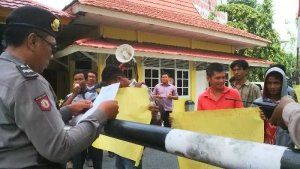 Demo di Depan Kejati Riau, Massa Tuding Bupati Irwan Nasir Dalang Megakorupsi di Kepulauan Meranti