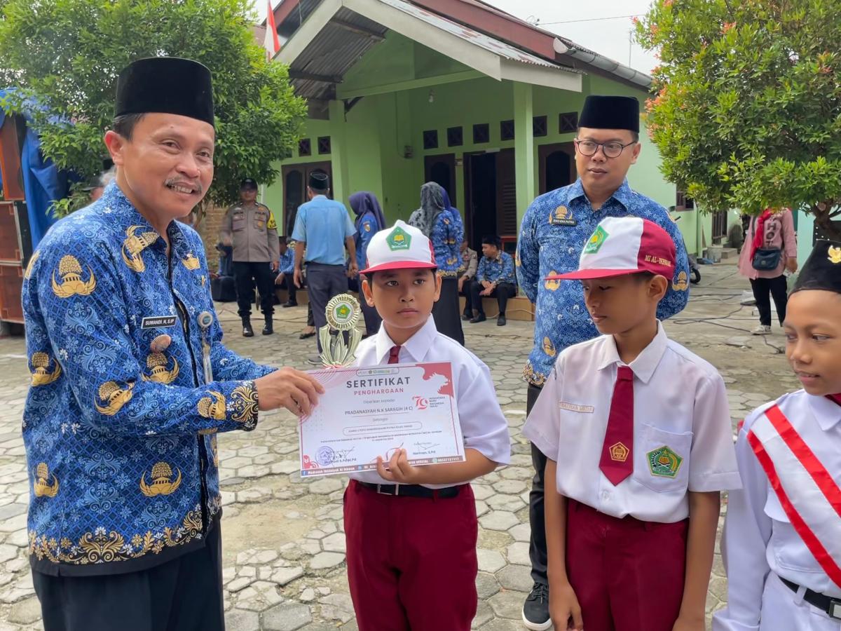 <b>Bawa Pulang Dua Piala, Putra Wakil Ketua KPI Daerah Riau Juara 1 Lomba Foto HUT Kemerdekaan RI Tiga Kali Berturut-turut</b>