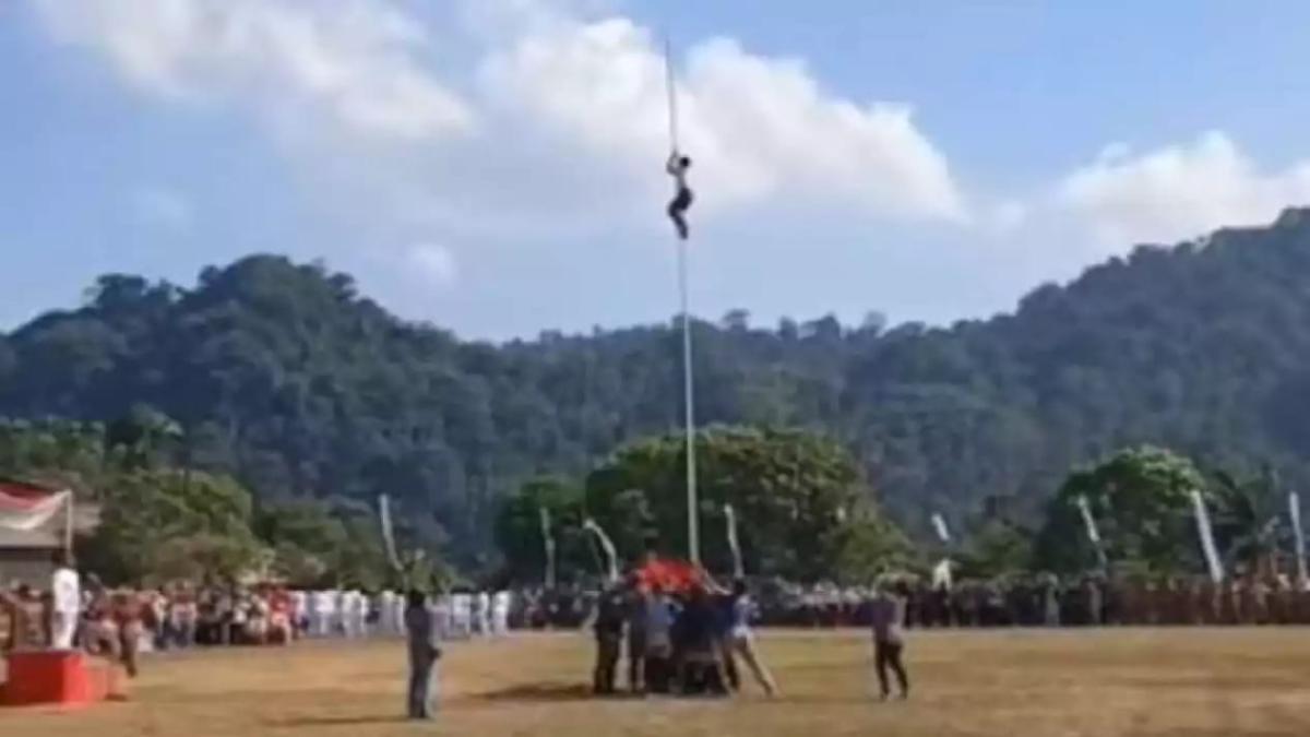 <b>Aksi Heroik Bocah SD di Rajabasa Panjat Tiang Demi Merah Putih Berkibar di HUT RI</b>