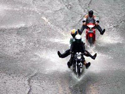Sekuriti di Dumai Ini KO Dipukul Pengendara Sepeda Motor yang Kena Cipratan Air Hujan