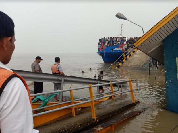 Satu Orang yang Sedang Bertugas Diduga Tenggelam Saat Jembatan Pelabuhan Tanjungbuton Siak Ambruk