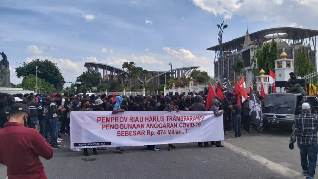 Massa Demo di Depan Kantor Gubernur Riau Soroti Penggunaan Dana Covid-19 dan Indikasi Jual Beli Jabatan di Pemprov