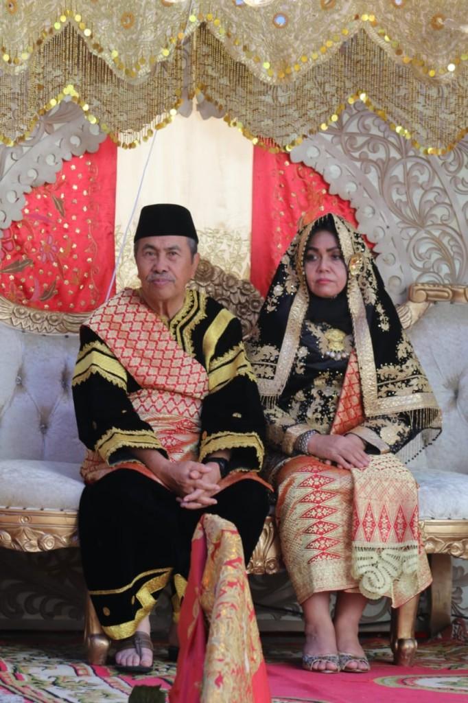 Gubernur Riau Resmi Bergelar Rajo Nan Sati Alam Batuah, Misnarni sebagai Puti Intan Batuah