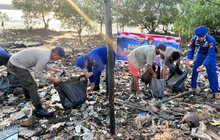 </b>Ditpolairud Polda Riau Kampanyekan Pilkada Damai dan Sejuk lewat Goro Bersihkan Pantai bersama Warga</b>