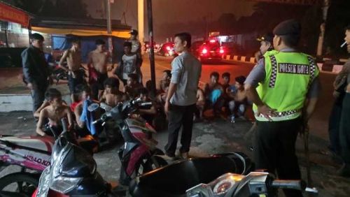 Ratusan Pembalap Liar di Pekanbaru Tunggang-langgang Tinggalkan Motor Sembunyi ke Semak-semak saat Digerebek Polisi, Ada yang Nekat Menabrak Mobil Petugas
