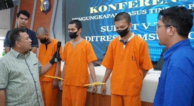 <b>Aparat Ditreskrimsus Polda Riau Ringkus Tiga Pria Penyebar Konten Pornografi LGBT</b>