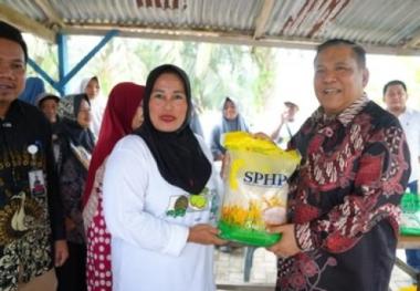 bkejutan-di-pasar-murah-melebung-plt-gubernur-riau-gratiskan-beras-dan-minyak-goreng-untuk-wargab
