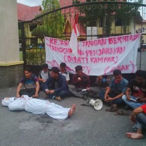 Massa Demo Kejati Riau Desak Percepat Pemanggilan Bupati Kampar, ”Jangan Sampai Kalian Terima Suap dari Jefry Noer”