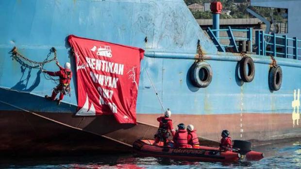 Aktivis Greenpeace Panjat Tanker Pembawa Minyak Sawit Wilmar dari Kilang Dumai di Perairan Dekat Spanyol