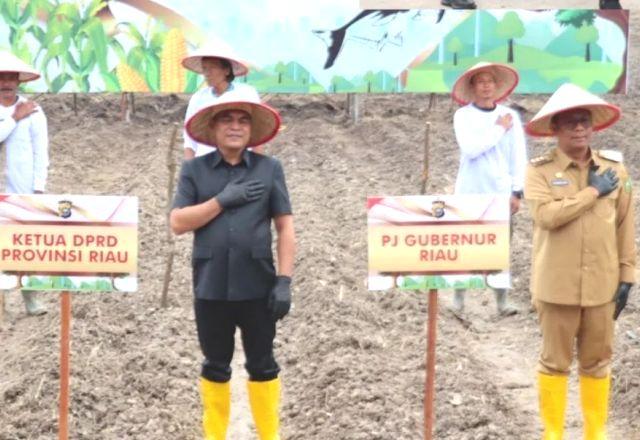 <b>Hadiri Kick Off Swasembada Pangan, Ketua DPRD Apresiasi Gerak Cepat Polda Riau</b>