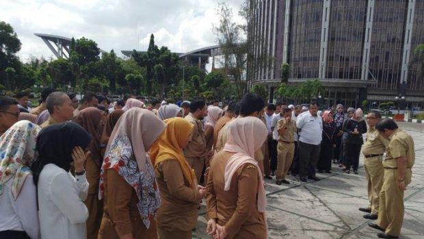 Ketahuan Tidak Ikut Apel, Ratusan Pegawai Pemprov Riau ”Dijemur” di Halaman Kantor Gubernur