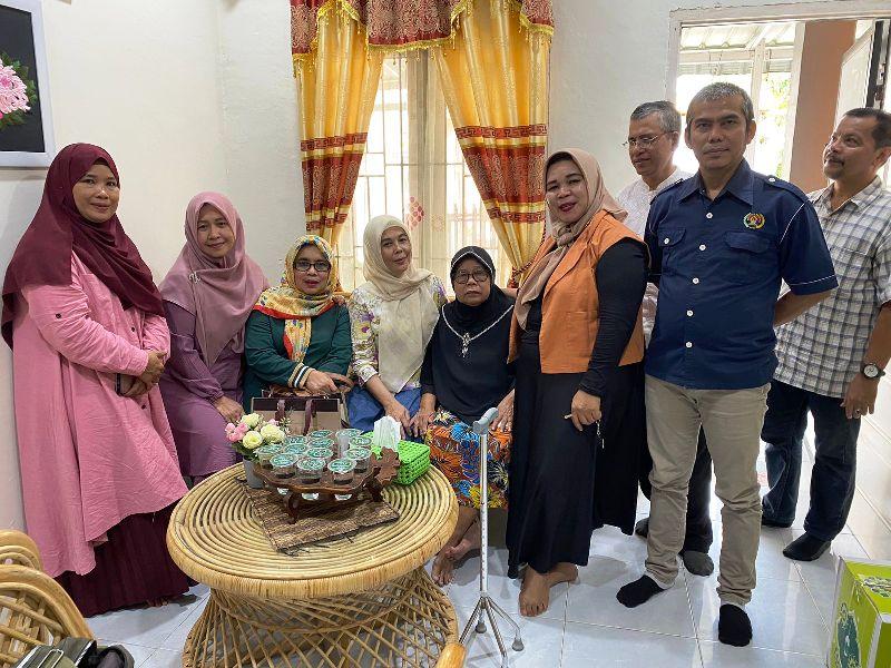 PWI & IKWI Riau Anjangsana ke Rumah Almarhum Saun Achmad Saragih, Perintis Koran Online <i>potretnews.com</i>