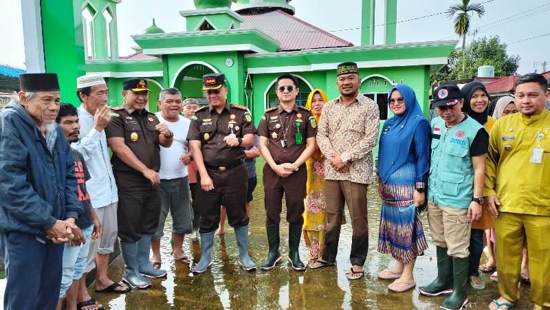 Kejati Riau Serahkan Bantuan Sembako pada Korban Banjir di Rumbai