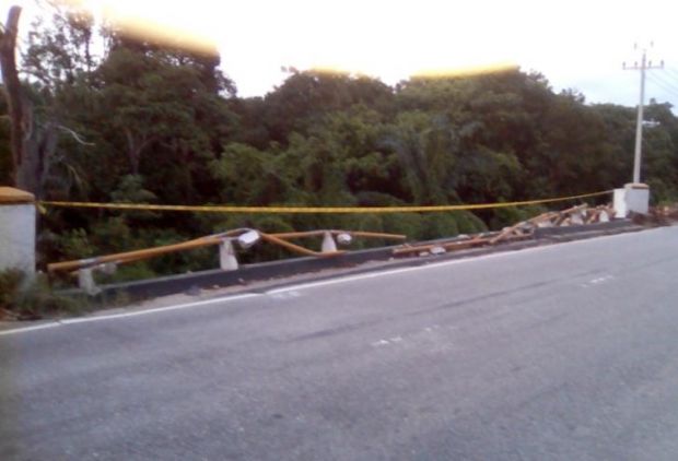 Jembatan Km 35 Jalan Lintas Pekanbaru - Pangkalankerinci Hancur Diduga akibat Truk Bermuatan Kayu RAPP Terbalik, Pengemudinya Kabur