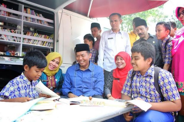 Pertama dan Satu-satunya di Pekanbaru, Nurbaiti ”Pede” Undang Wali Kota Firdaus Resmikan Perpustakaan Online SMPN 20