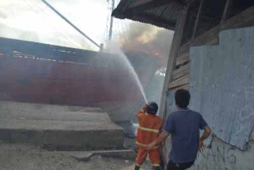 Kapal Motor Terbakar di Pelabuhan Rakyat Jalan Teduh Dumai, Api Menjalar hingga Menghanguskan Gudang di Dekatnya