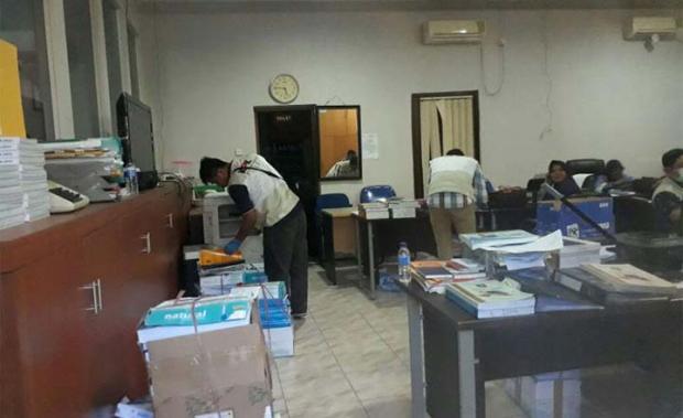 Digeledah dari Sejak Jam 15.30 WIB, KPK Bawa Sejumlah Dokumen dari Kantor DPRD Bengkalis dan Dinas PU