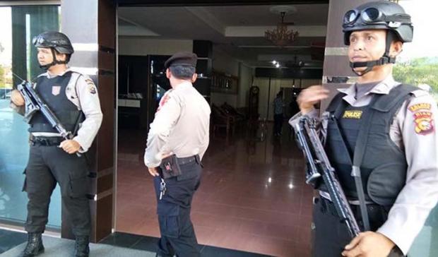 <i>BREAKING NEWS</i>: KPK Geledah Kantor DPRD Bengkalis, Polisi Bersenjata Laras Panjang Ikut Mengawal
