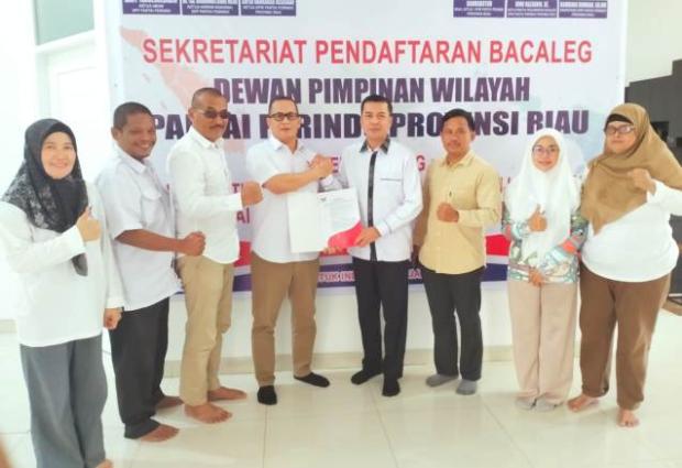 SK Pengurus DPD Perindo Kota Pekanbaru Diserahkan, SAA: Rangkul Semua Pihak