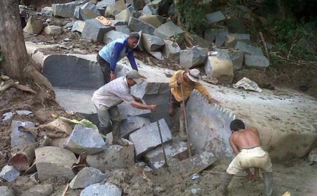 BPBD Kampar Nyatakan Longsor Jalan Lintas Riau-Sumbar di Desa Merangin akibat Penambangan Batu