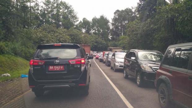 Akibat Bahu Jalan Tertutup Longsoran Tebing, Kendaraan Menumpuk di Perbatasan Riau-Sumbar