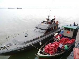 Disuruh Berhenti, Kapal Pengangkut 700 Kantong Bawang Merah Ilegal Asal Malaysia Malah ”Sengaja” Tabrak Kapal Bea Cukai Dumai