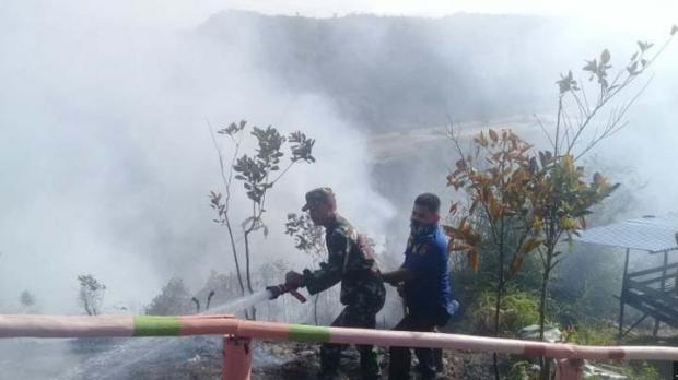 Puncak Objek Wisata Ulu Kasok ”Si Raja Ampat Riau” Terbakar