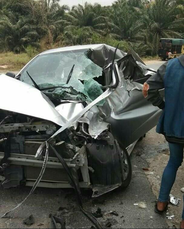 ”Adu Banteng” Datsun Vs Tronton di Jalan Lintas Siak-Pekanbaru, Satu Orang Tewas