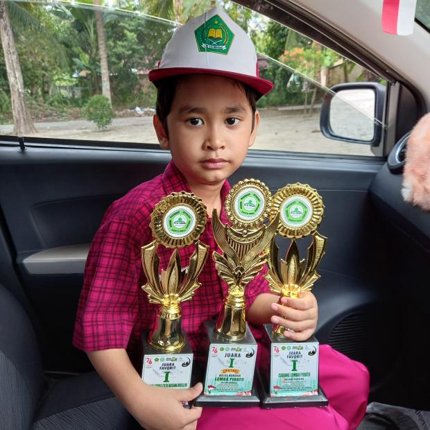 Sekolahnya Gelar Perlombaan secara Daring, Pelajar di Pekanbaru Ini ”Borong” 3 Piala Juara 1