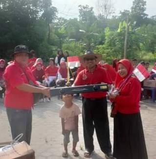 <b>Jalan Santai di Salah Satu RT di Sidobar Pekanbaru Berlangsung Meriah Bertabur Hadiah</b>