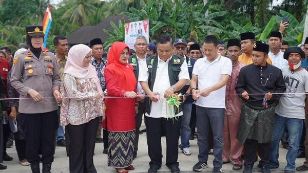 <b>Mantan Pj Gubernur Riau yang Kini Jadi Sekdaprov Resmikan Jembatan Limau Manis di Kabupaten Kampar</b>
