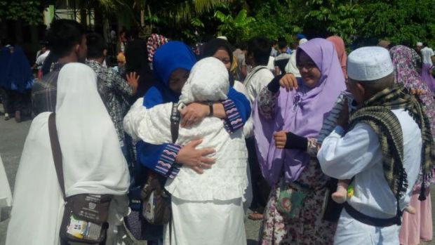Kepulangan Jemaah Haji Kloter Pertama Asal Riau di Pekanbaru Disambut Tangis Haru Keluarga
