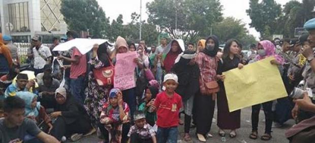 Bawa Emak-emak dan Anak-anak ke Mapolda Riau, Ratusan Masyarakat Pujud Rokan Hilir Klaim Ditipu Sari Antoni
