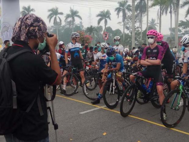 Pakai Masker, Pembalap <i>Tour de Siak</i> Berpacu Menembus Kabut Asap