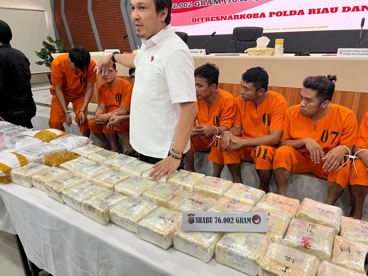 <b>Polda Riau Gagalkan Peredaran Narkoba Kelas Kakap Antarprovinsi, Sejumlah Tersangka serta Sabu-Sabu 76 Kg dan Pil Ekstasi 41.000 Butir Berhasil Diamankan</b>