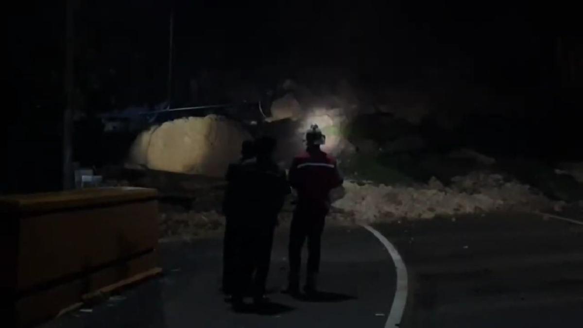 <b>Longsor Tutup Akses Jalan Nasional Sumbar–Riau di Kelok 9, Lalin Sempat Lumpuh Total</b>