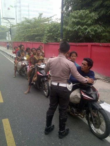 Kisah Suku Anak Dalam Jambi yang Ngungsi karena Asap dan Kesasar di Pekanbaru... Satu Motor Dinaiki hingga 6 Orang dan Cuma Makan Ubi Selama Perjalanan